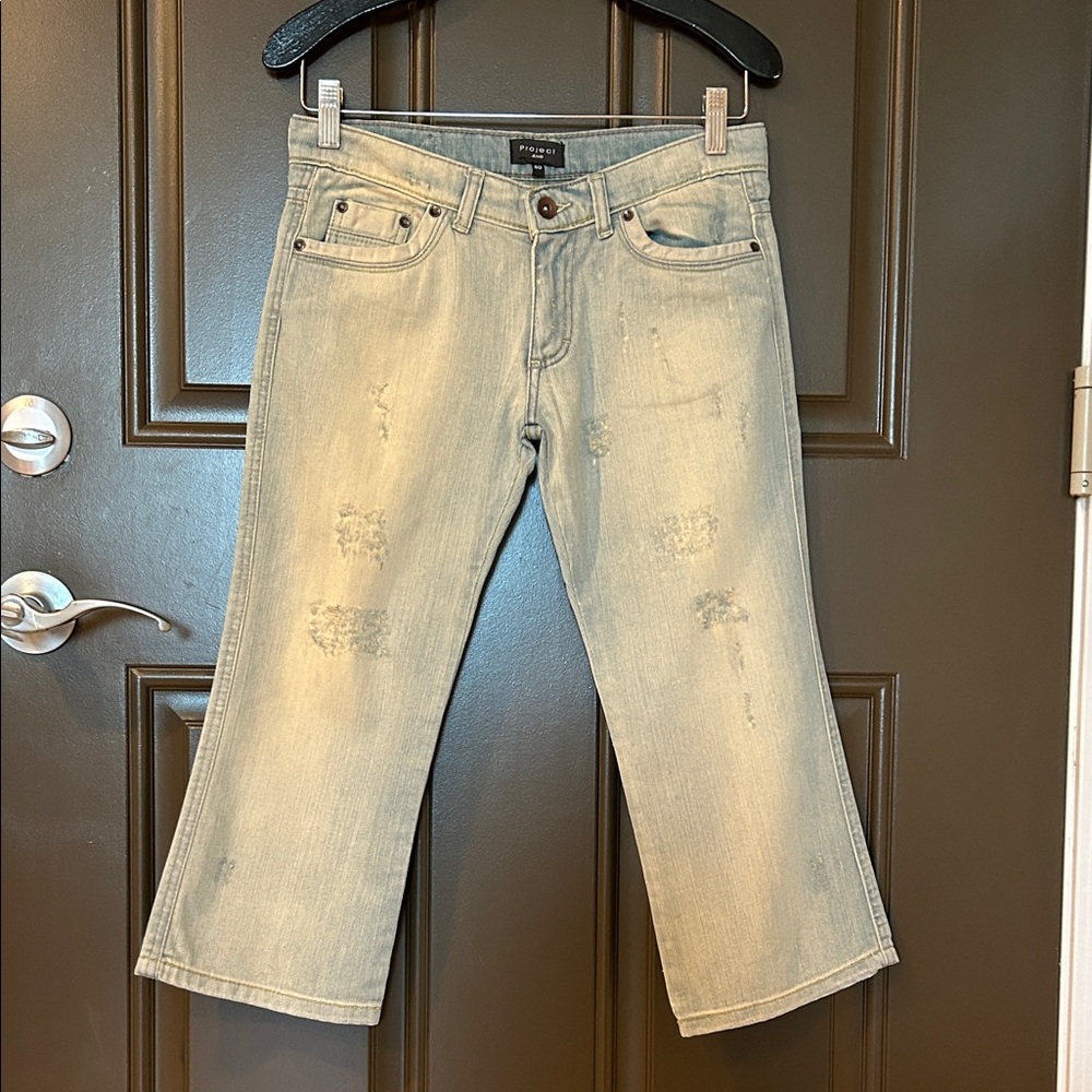 Women's Cropped Distressed Jeans in Light Gray